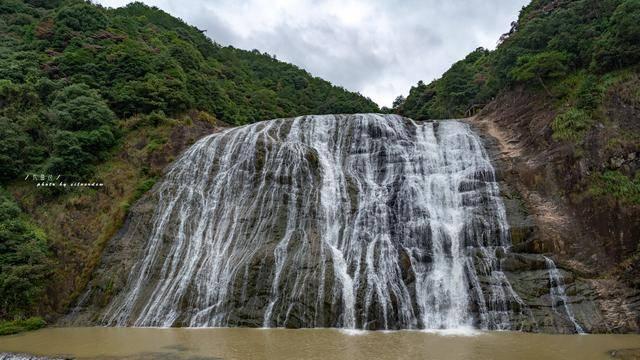 南登杜陵上，北望五陵间。秋水明落日，流光灭远山